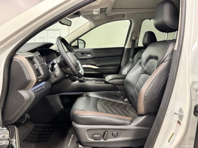 Used 2023 White Nissan Platinum image 17