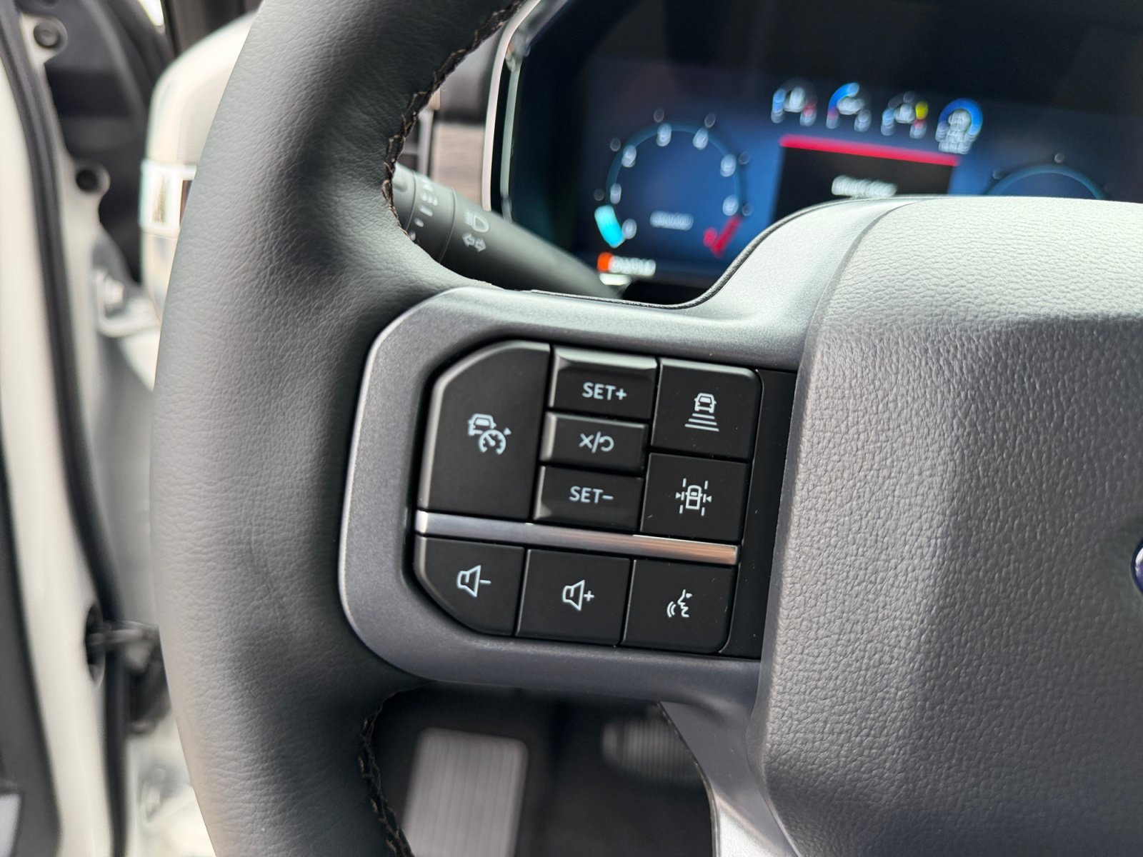 New 2026 Star White Metallic Tri-Coat Ford LARIAT image 24