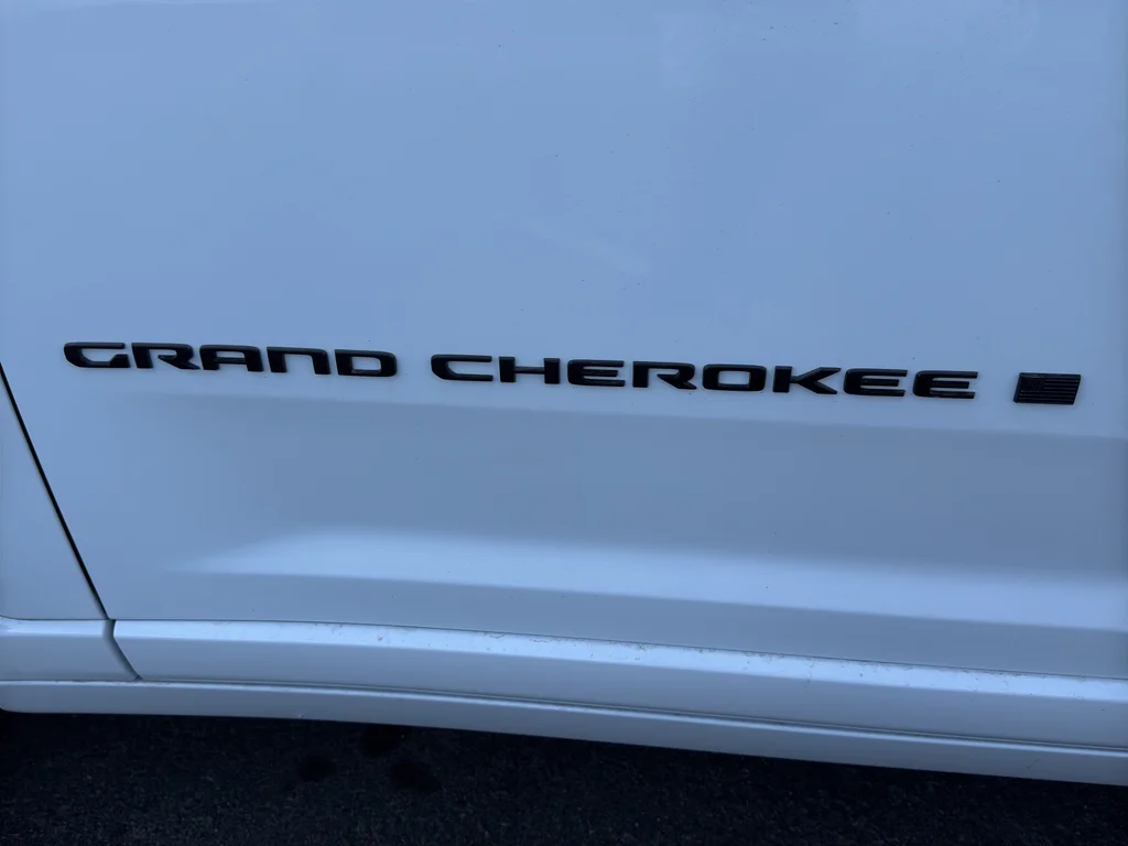 New 2026 Bright White Clear-Coat Exterior Paint Jeep Limited Reserve image 36
