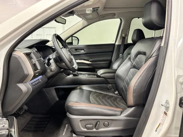 Used 2023 White Nissan Platinum image 17