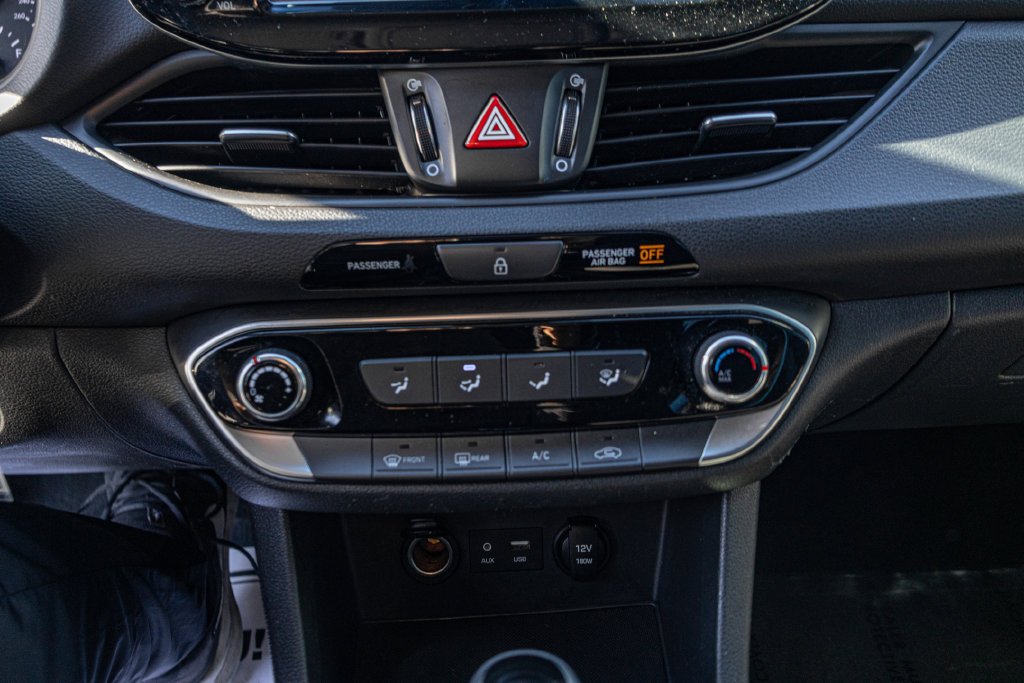 Used 2018 White Hyundai Base image 18