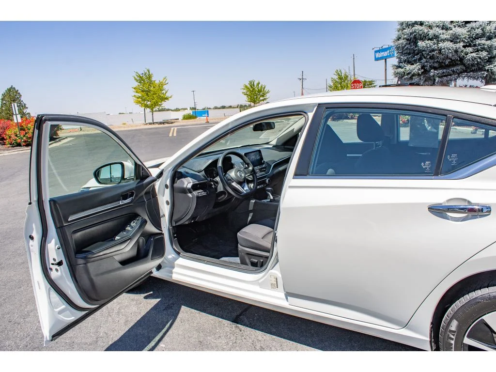 Used 2022 Pearl White Tricoat Nissan 2.5 SV image 25