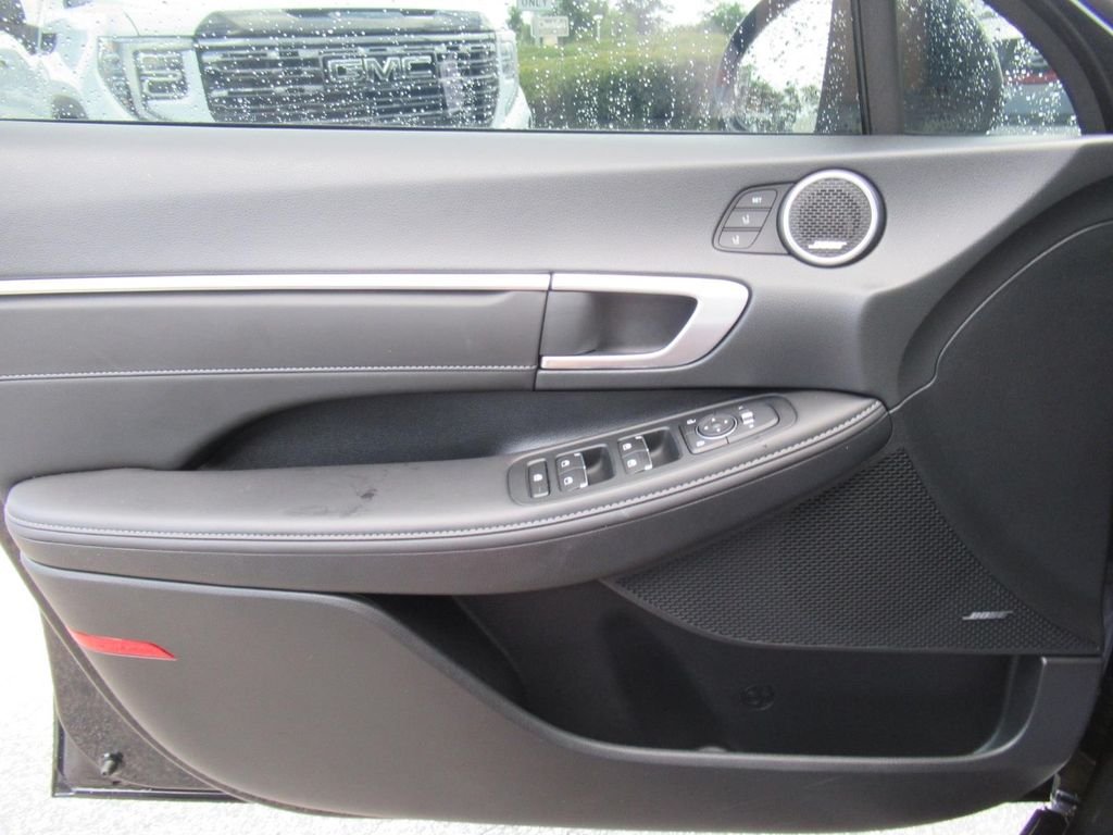 Used 2022 Black Hyundai Limited image 21
