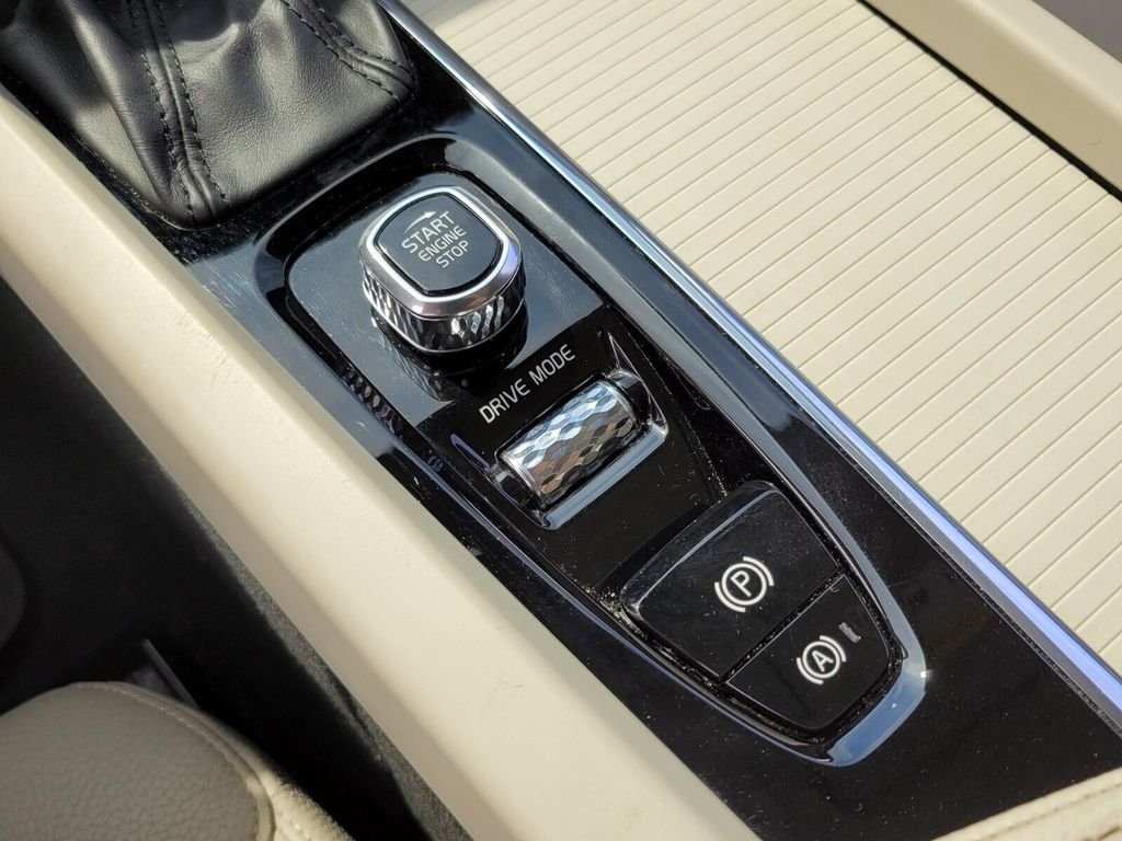 Used 2020 White Volvo T6 Momentum image 23