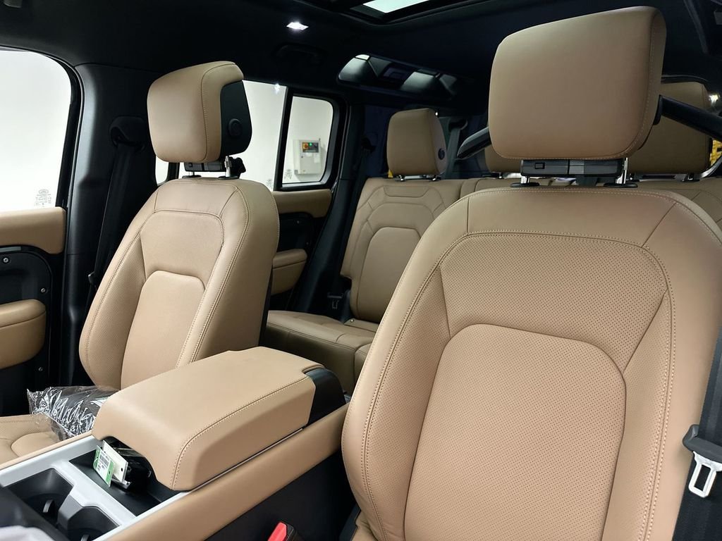 New 2026 Santorini Black Land Rover S image 10