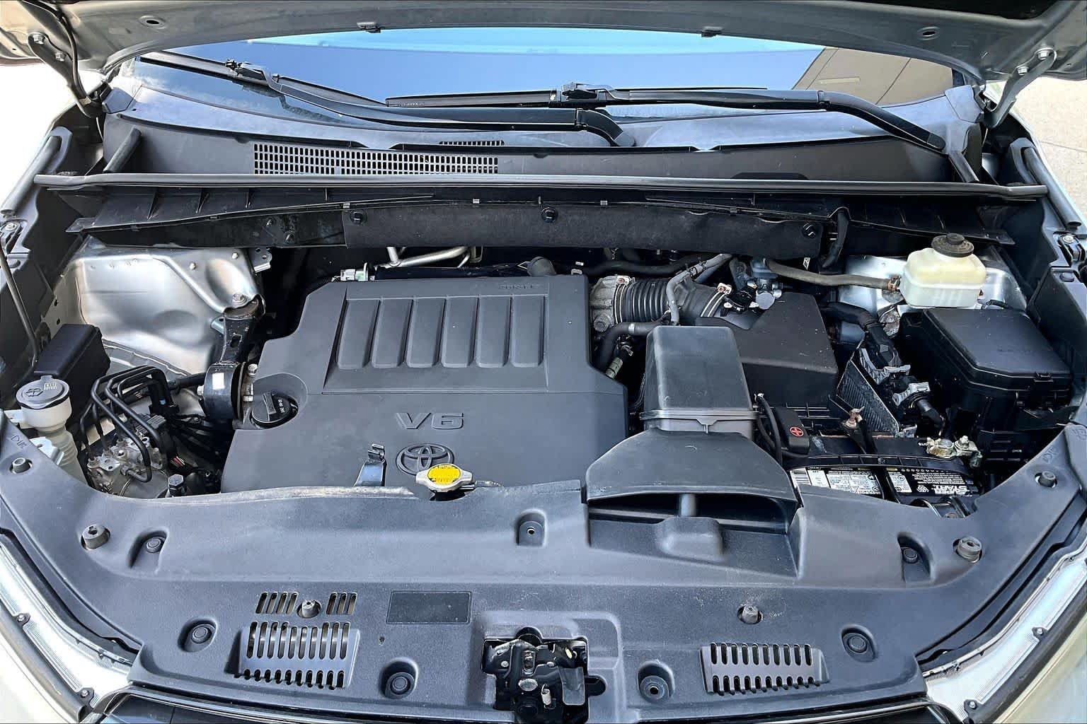 Used 2015 Silver Sky Metallic Toyota XLE image 30