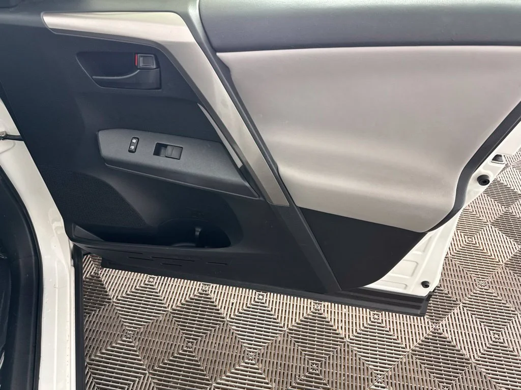 Used 2018 White Toyota LE image 31