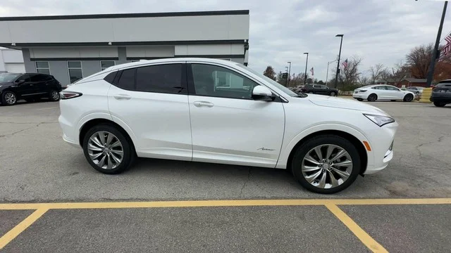Used 2025 White Frost Tricoat Buick FWD 4dr Avenir image 9