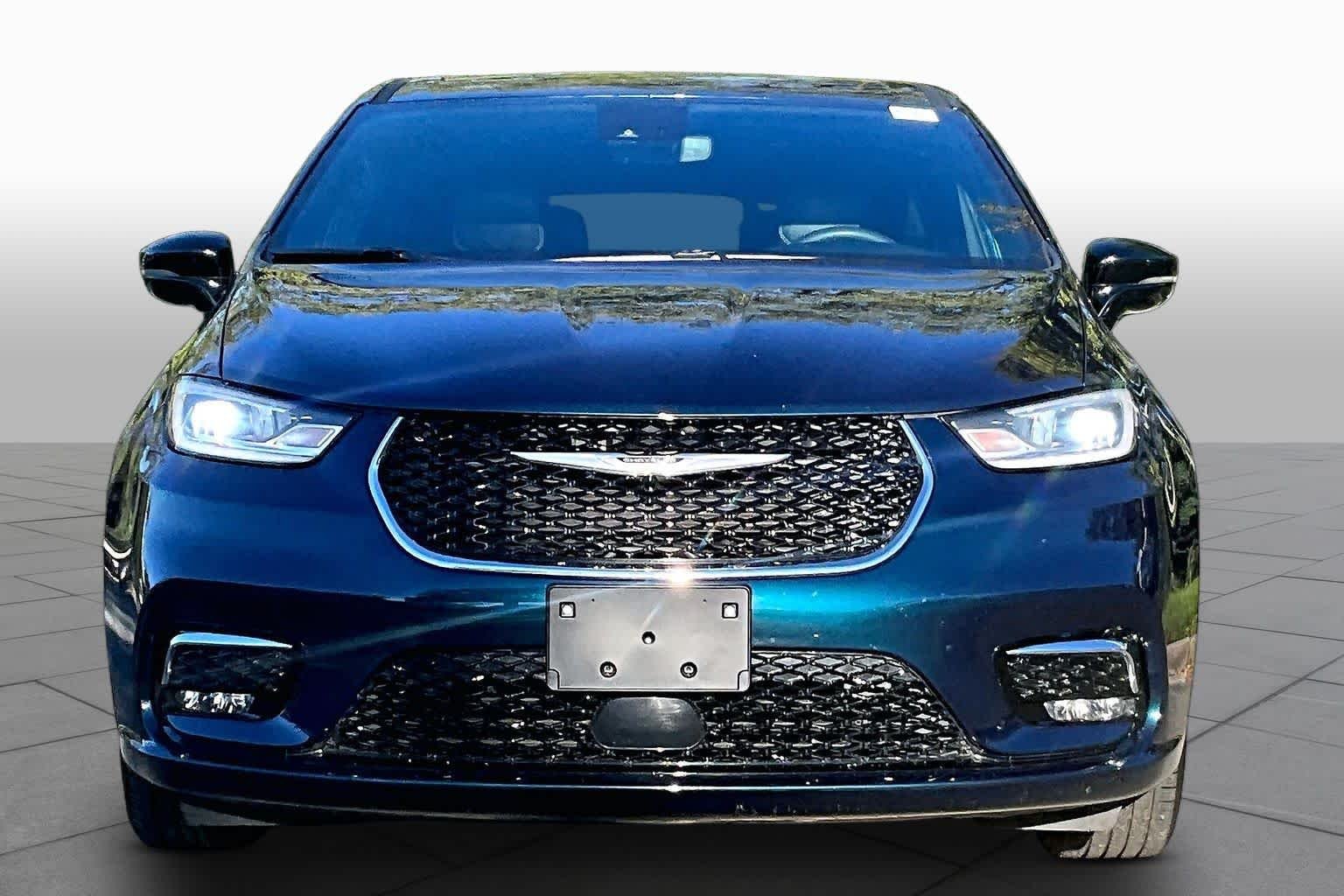Used 2025 Fathom Blue Pearlcoat Chrysler Select image 4