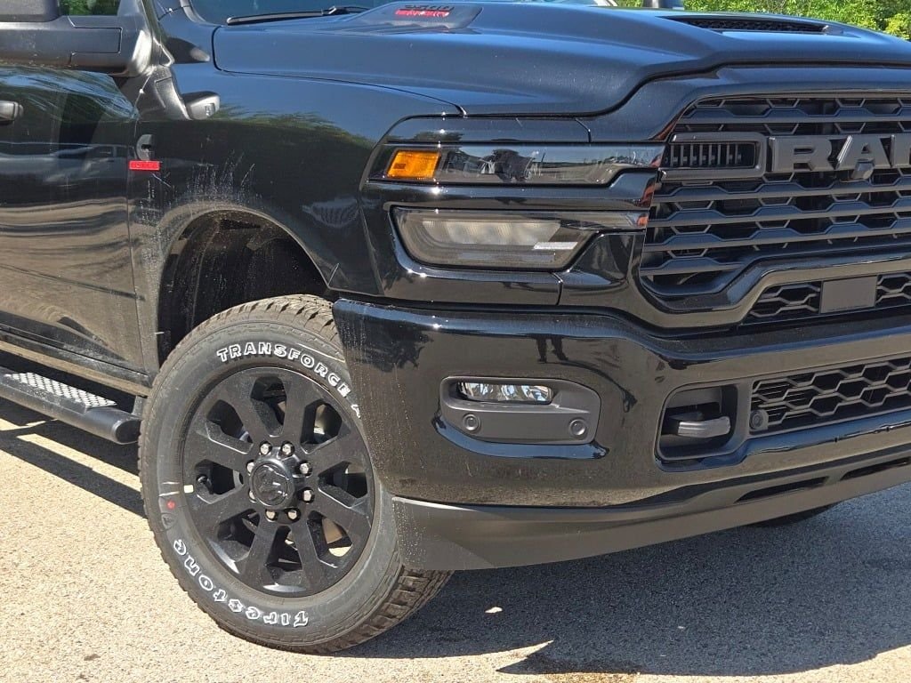 New 2026 Diamond Black Crystal Pearl-Coat Exterior Paint RAM Tradesman image 3