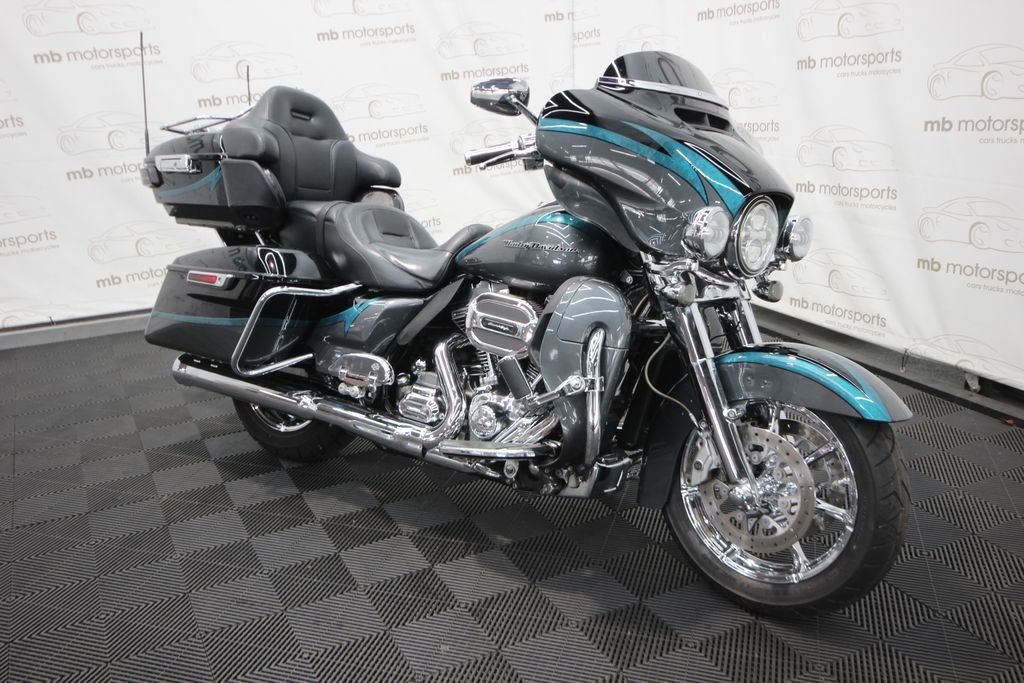 Used 2015 Gray Harley-Davidson FLHTKSE image 9