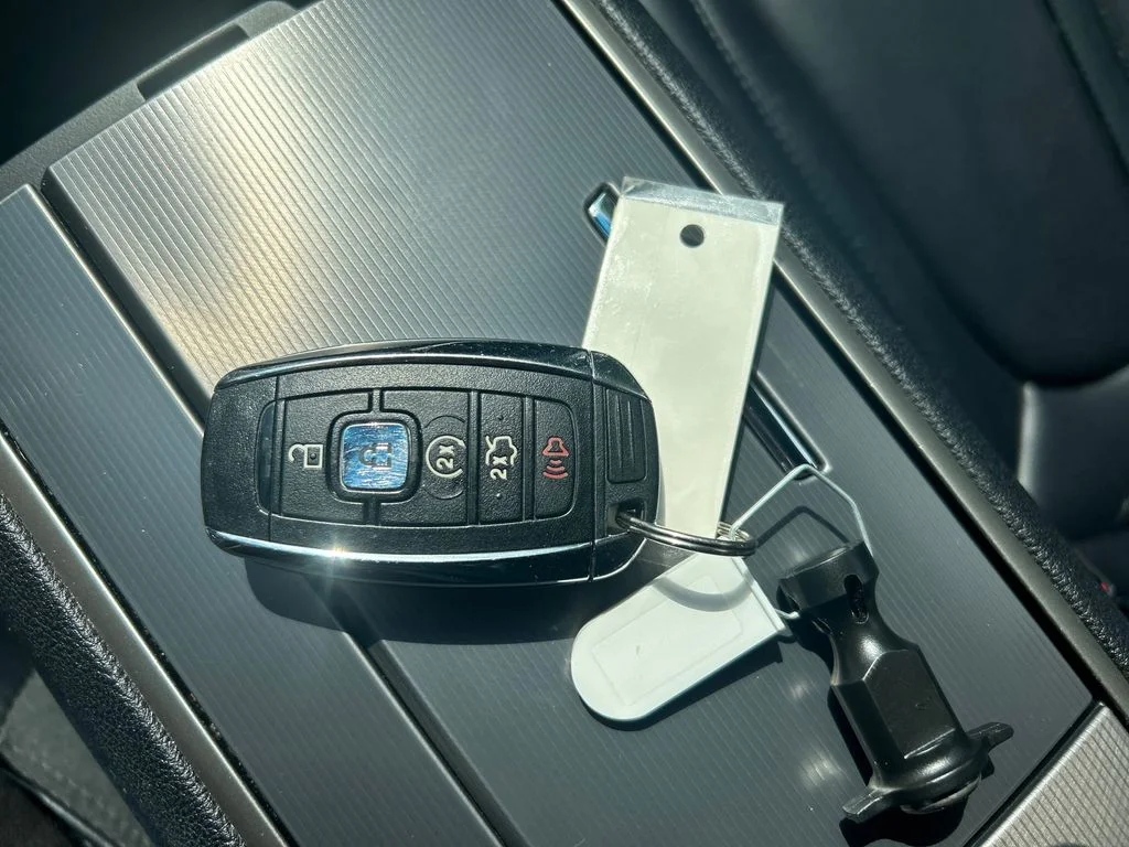 Used 2018  Lincoln Premiere image 29
