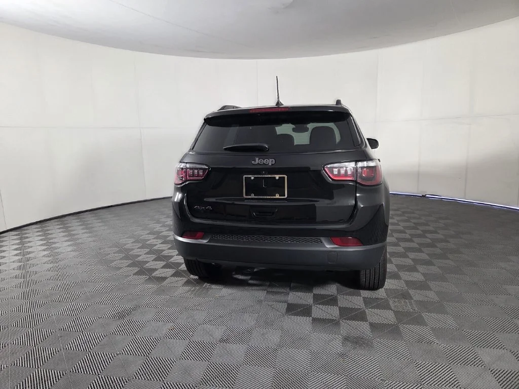 New 2026 Diamond Black Crystal Pearl-Coat Exterior Paint Jeep Latitude Altitude image 6