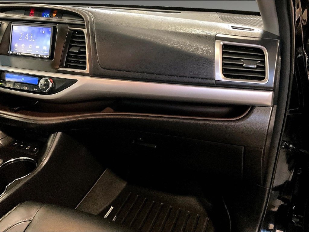 Used 2017 Black Toyota XLE image 13