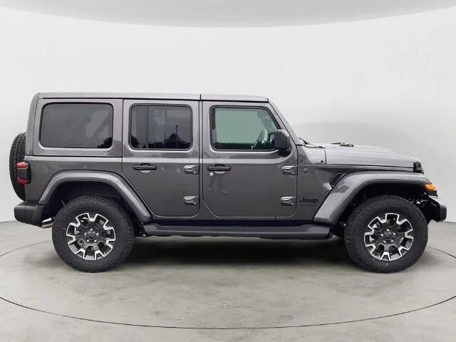 New 2026 Crystal Metallic Jeep 4-DOOR SAHARA image 7