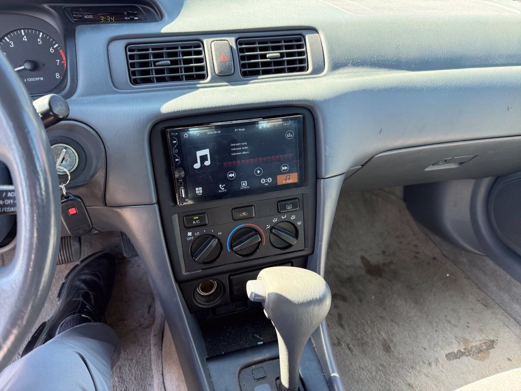 Used 2000 Lunar Mist Metallic Toyota LE image 9