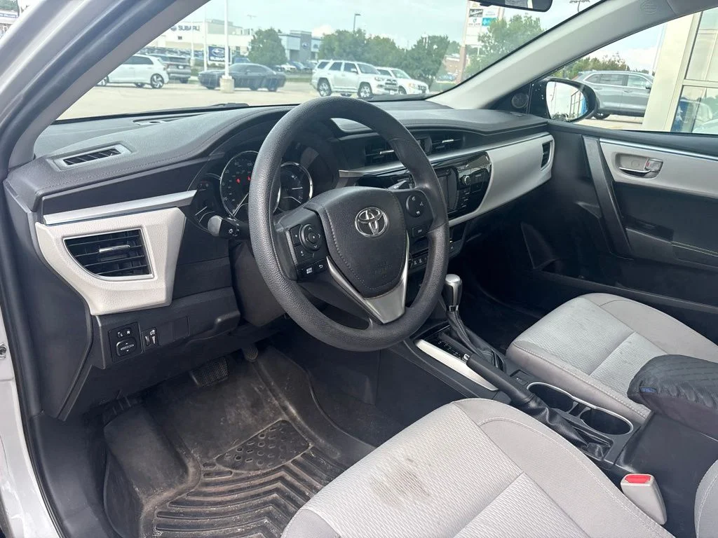 Used 2016 Silver Toyota LE image 10