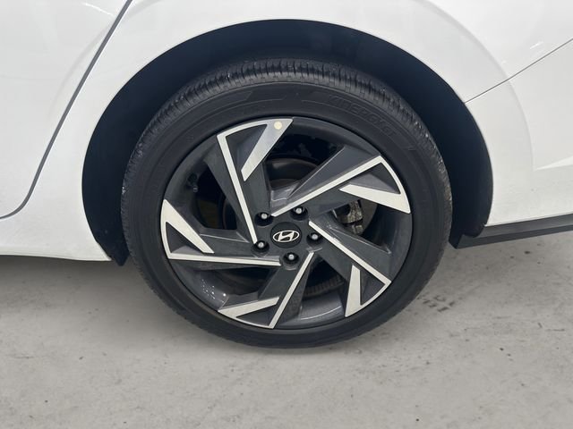 Used 2025 White Hyundai SEL Convenience image 14