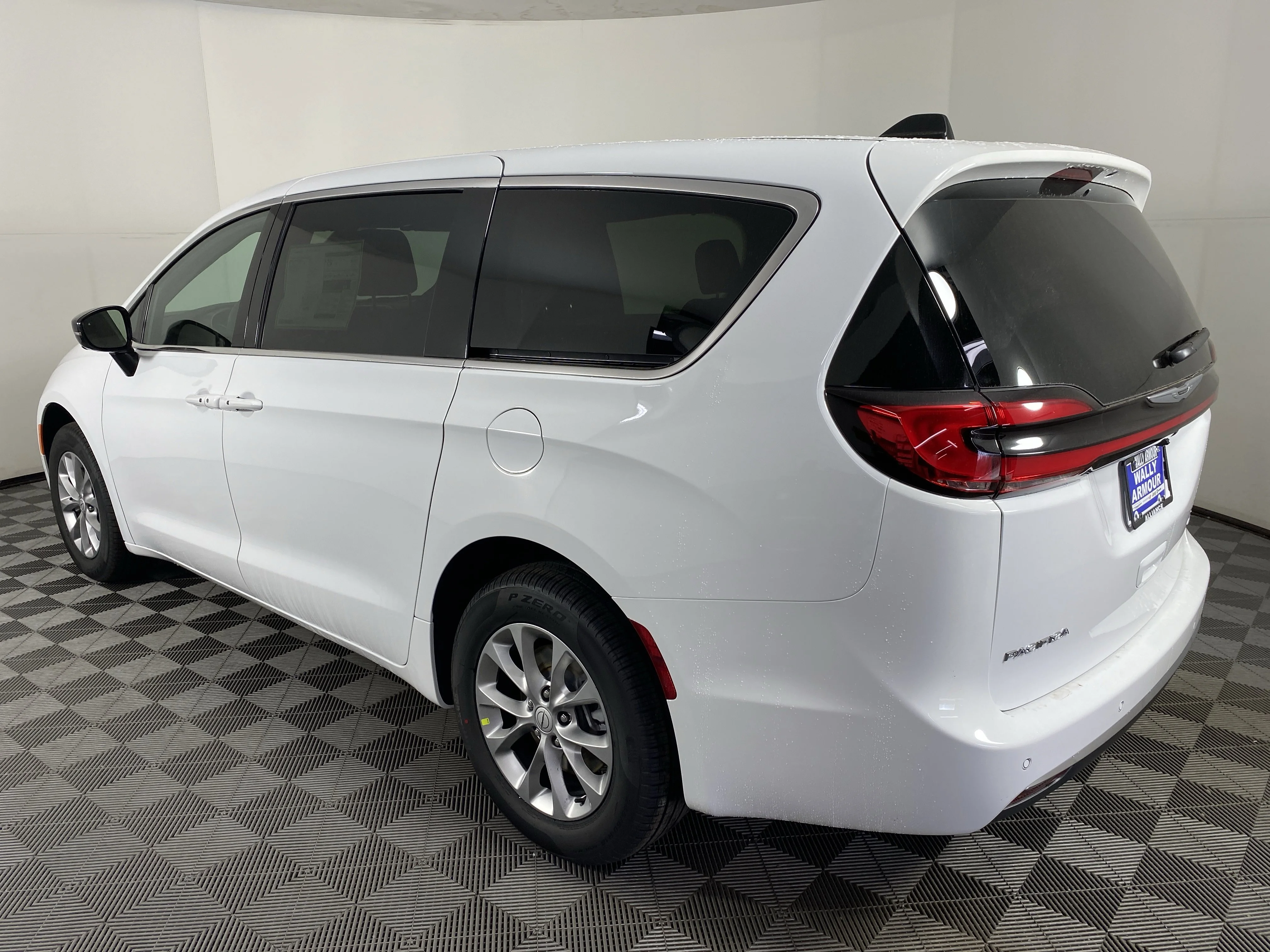New 2026 Bright White Clear-Coat Exterior Paint Chrysler Select image 8