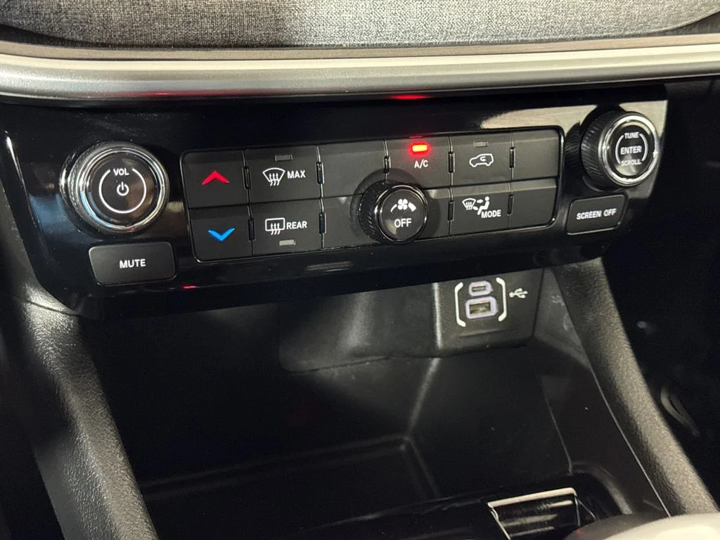 Used 2024 Silver Jeep Latitude image 24