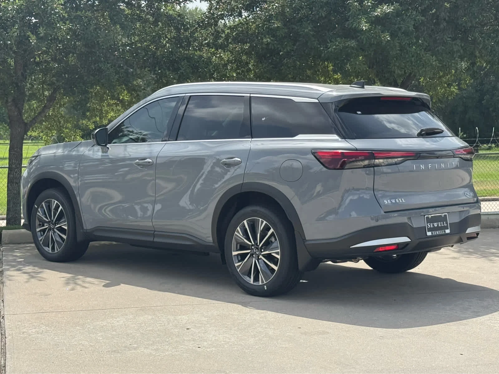 New 2027 HARBOR GRAY INFINITI Luxe FWD image 4