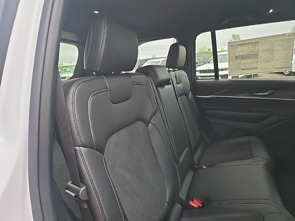 New 2026 Bright White Clear-Coat Exterior Paint Jeep Altitude image 80