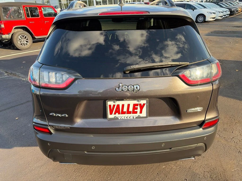 Certified Used 2022 Gray Jeep Latitude Lux image 6