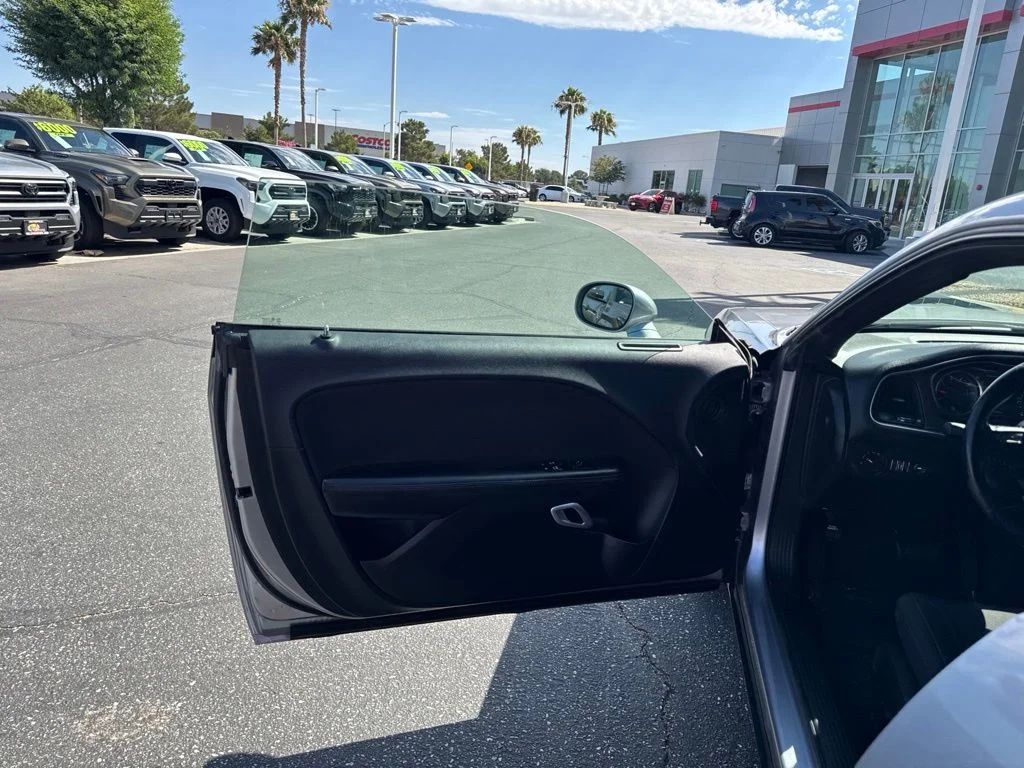 Used 2017 Silver Dodge SXT image 11