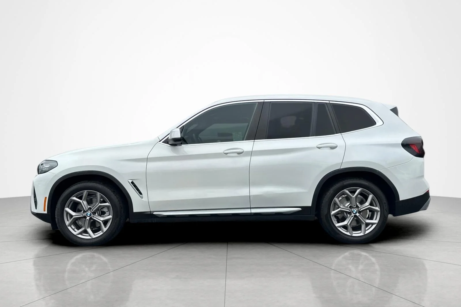 Used 2022 Mineral White Metallic BMW xDrive30i image 2
