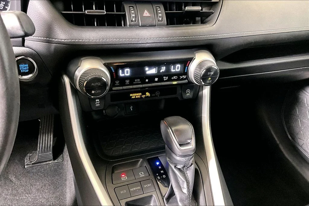Used 2020 White Toyota XLE Premium image 25