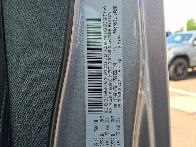Used 2017 Billet Silver Metallic Clearcoat Jeep Unlimited Sahara image 25