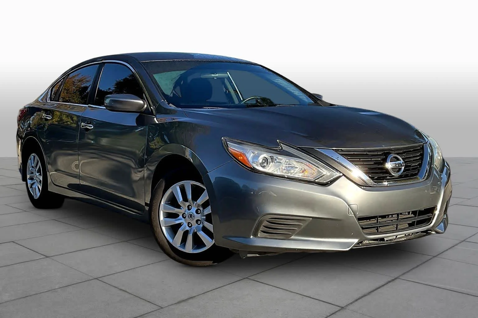Used 2016 Gun Metallic Nissan 2.5 S image 3