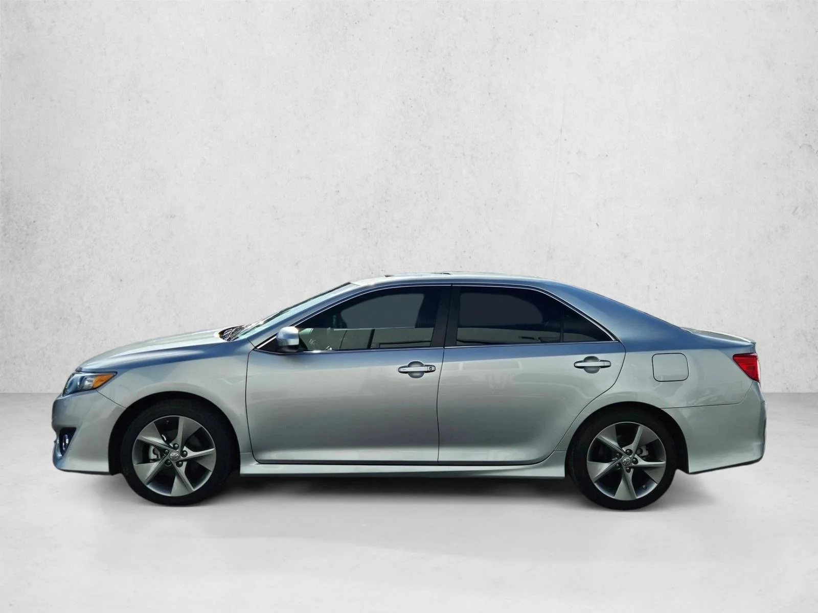 Used 2014 Classic Silver Metallic Toyota SE image 5