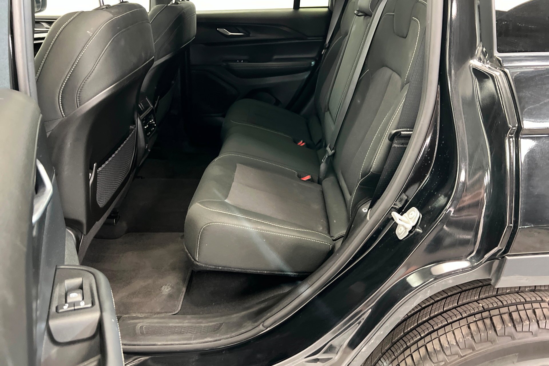 Used 2025 Diamond Black Crystal Pearlcoat Jeep Laredo X image 22