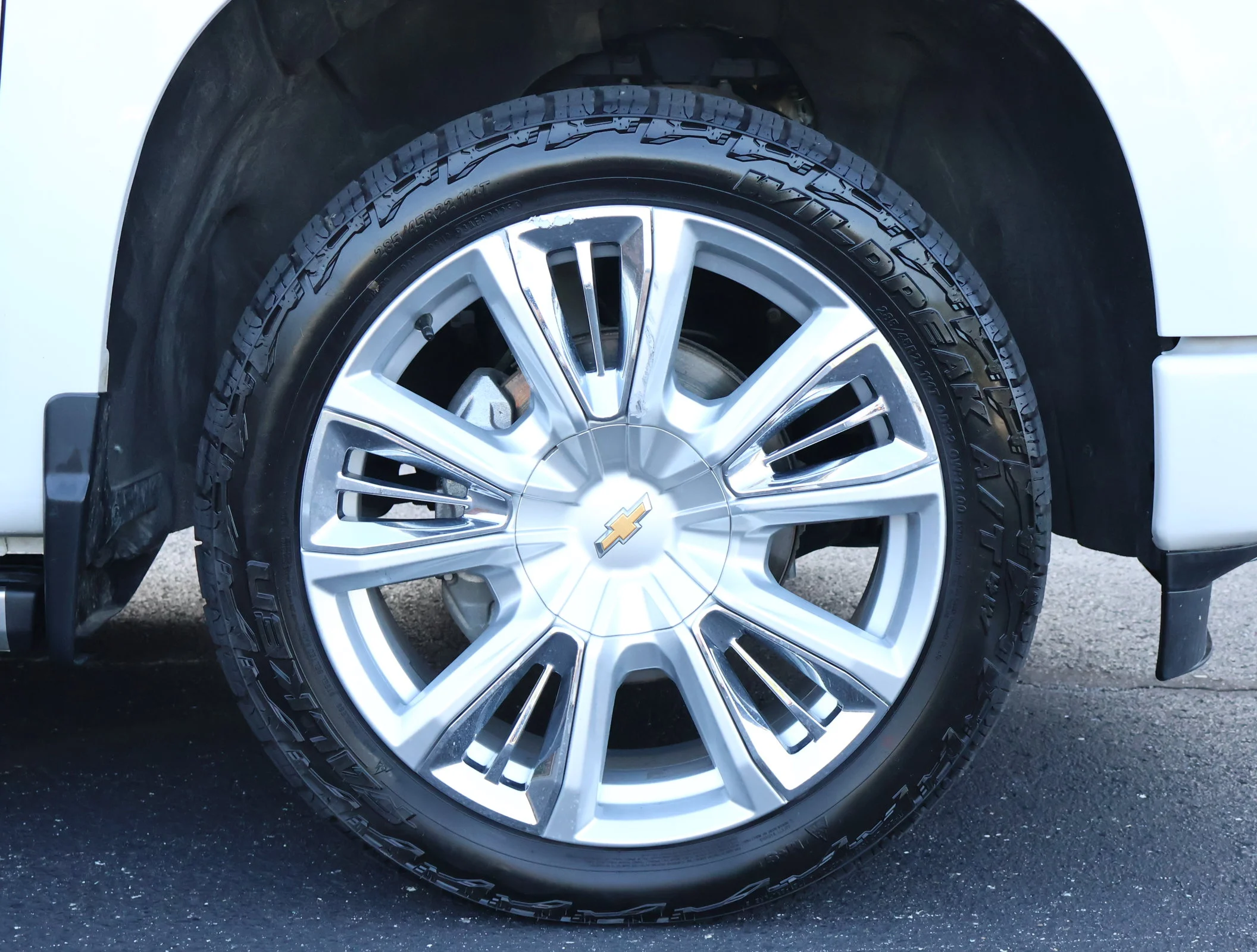Used 2022 Iridescent Pearl Tricoat Chevrolet High Country image 29