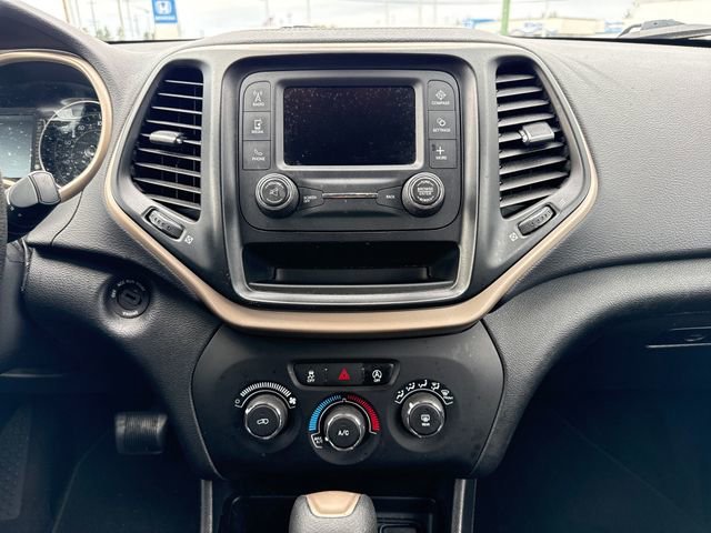 Used 2017 Billet Silver Metallic Clearcoat Jeep Sport image 22