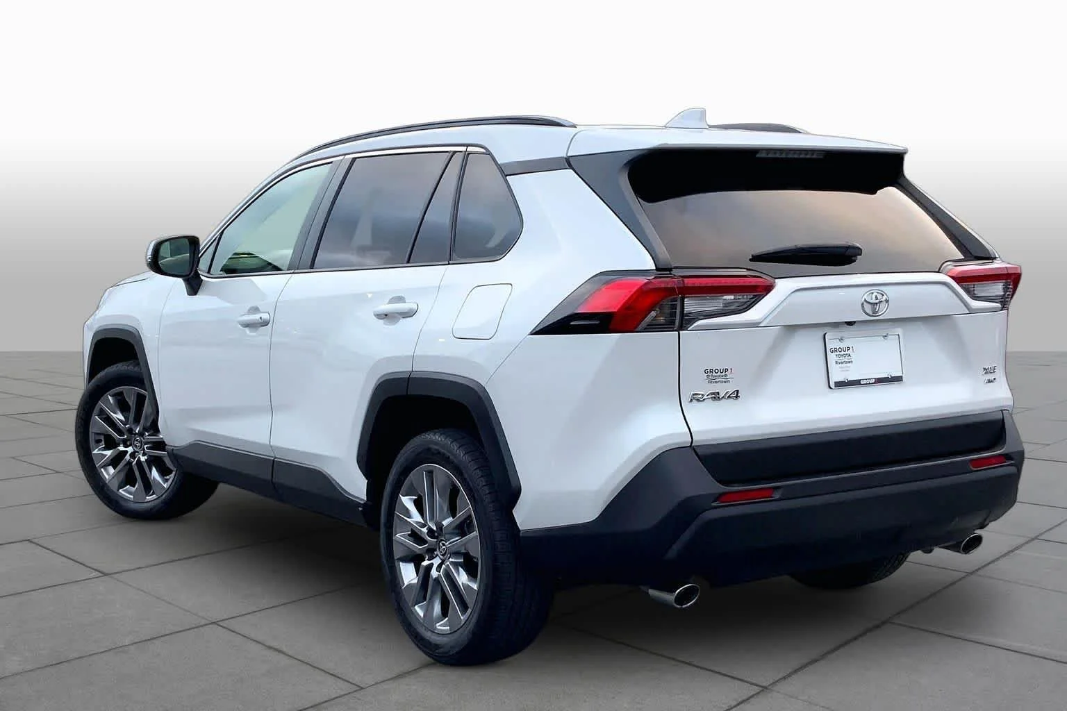Used 2024 Wind Chill Pearl Toyota XLE Premium image 11