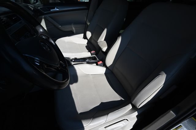 Used 2015 Black Volkswagen SE image 8