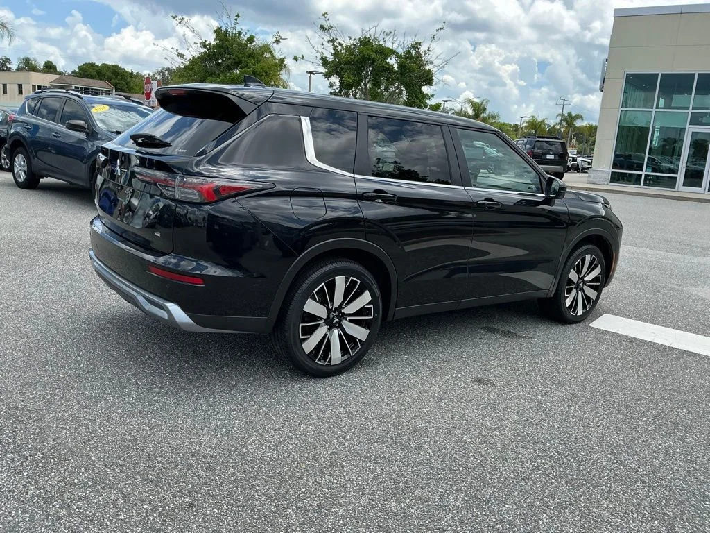 Used 2025  Mitsubishi SE image 5
