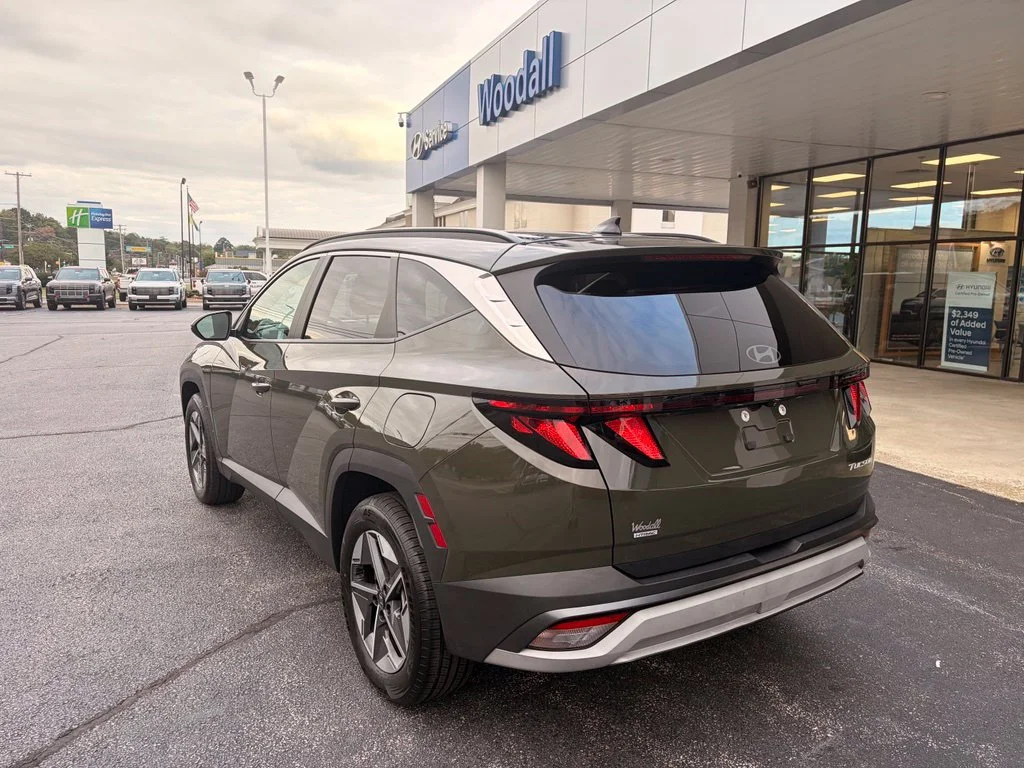 Used 2025 Green Hyundai SEL image 9