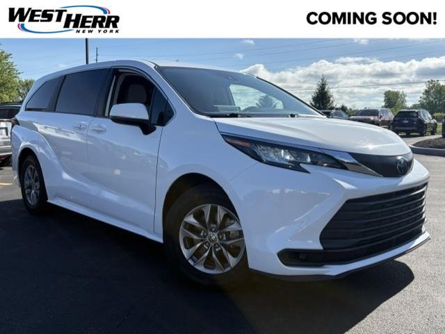 2022 Toyota Sienna LE 8-Passenger Hybrid FWD's photo