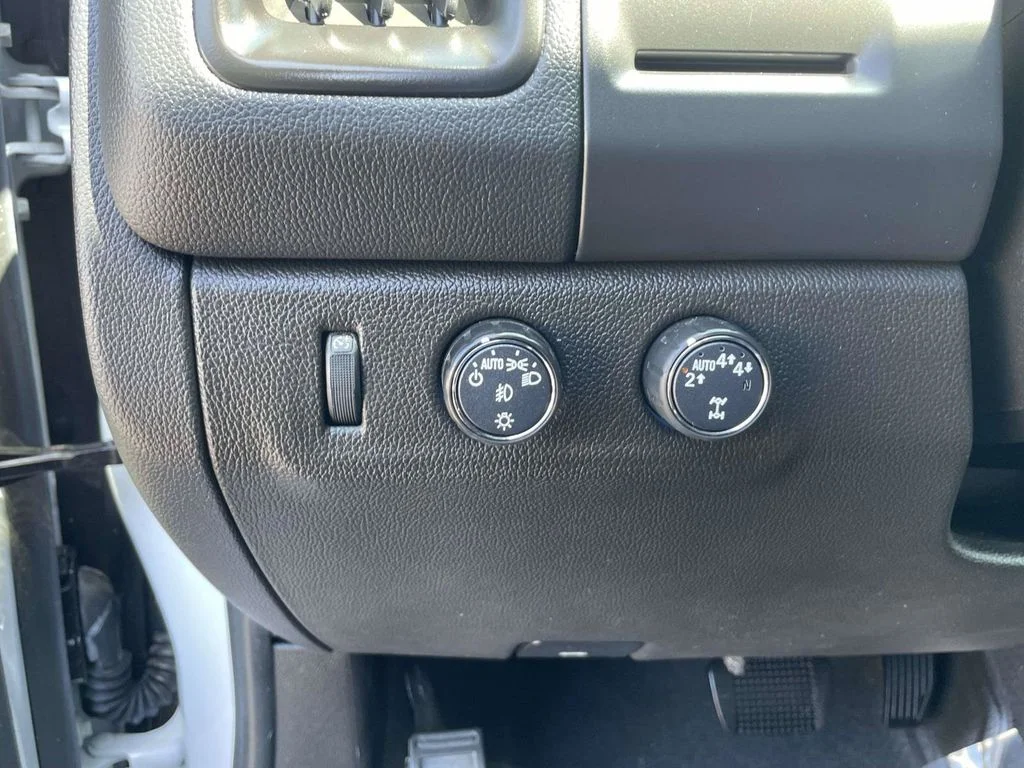 Used 2022 White Chevrolet LT image 27