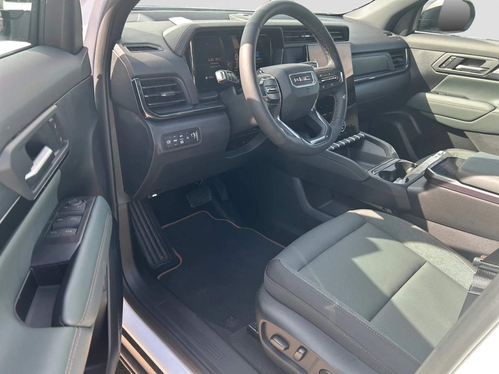 New 2027 Summit White GMC AWD AT4 image 13