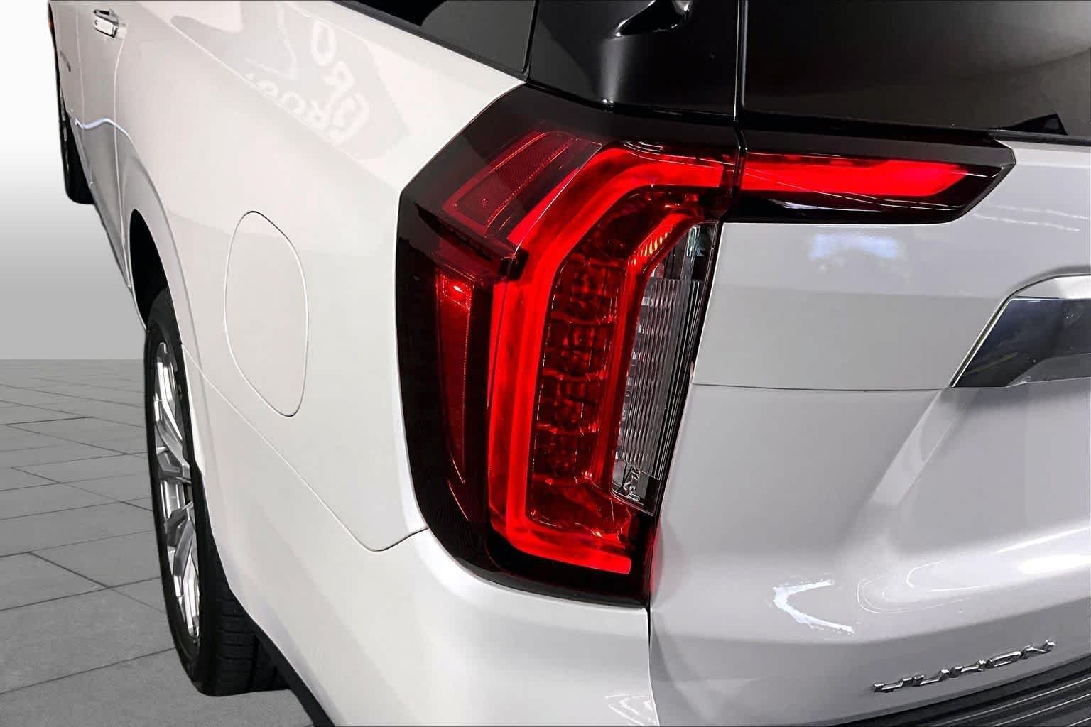 Used 2021 WHITE FROST TRICOAT GMC Denali image 28