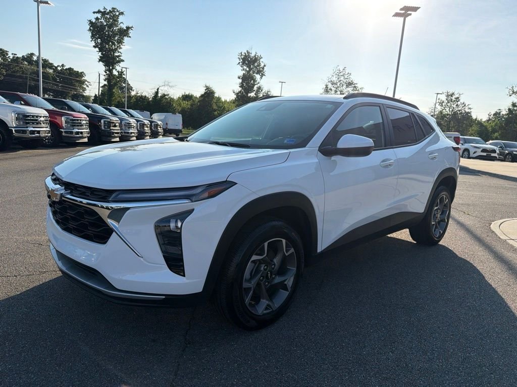 Used 2025 Summit White Chevrolet LT image 8