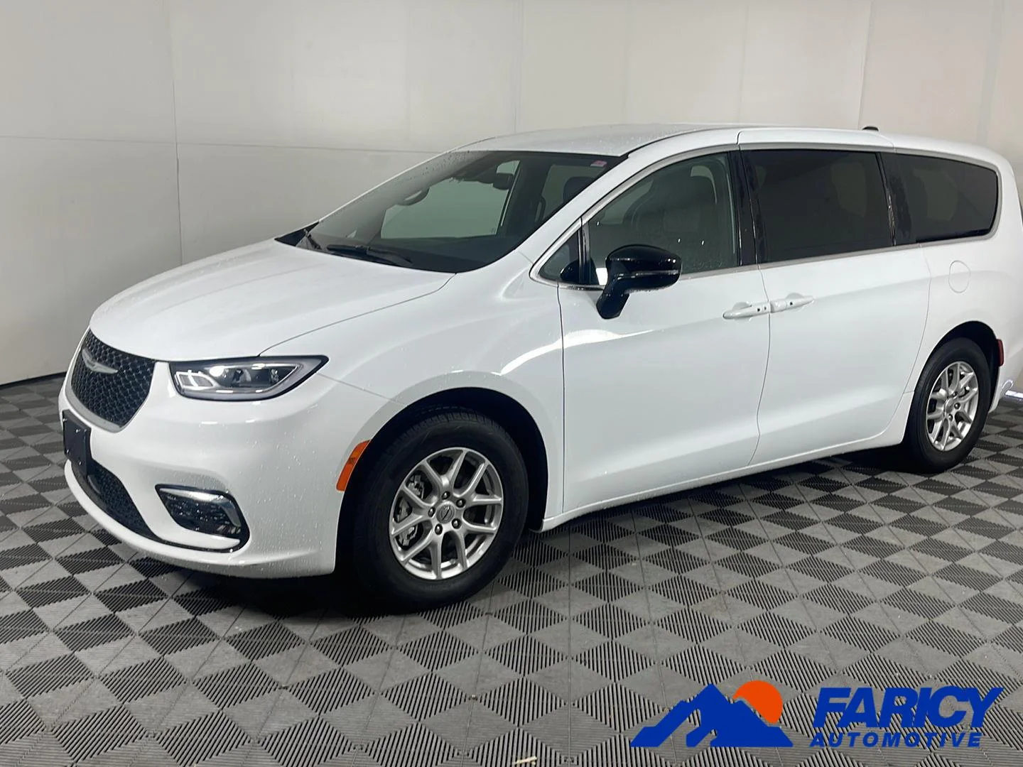 Used 2025 Bright White Clearcoat Chrysler Select image 1