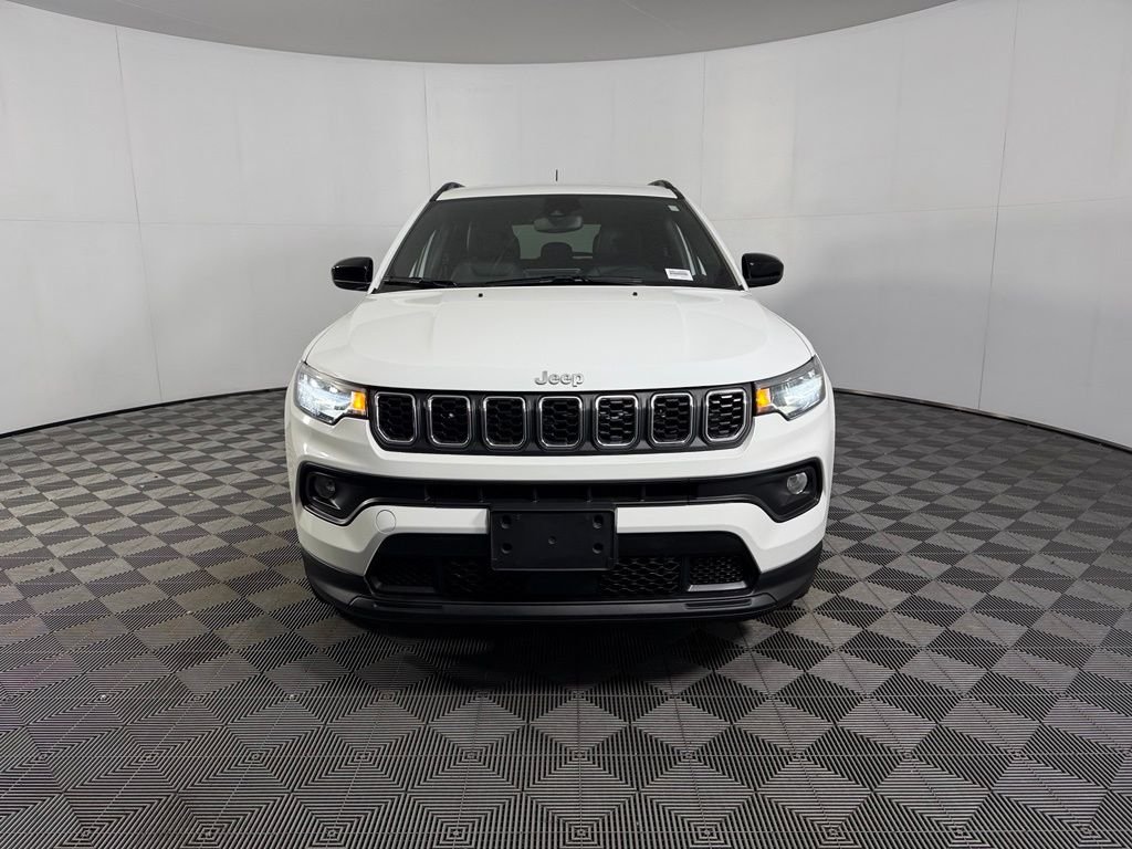 Used 2025 White Jeep Latitude image 3