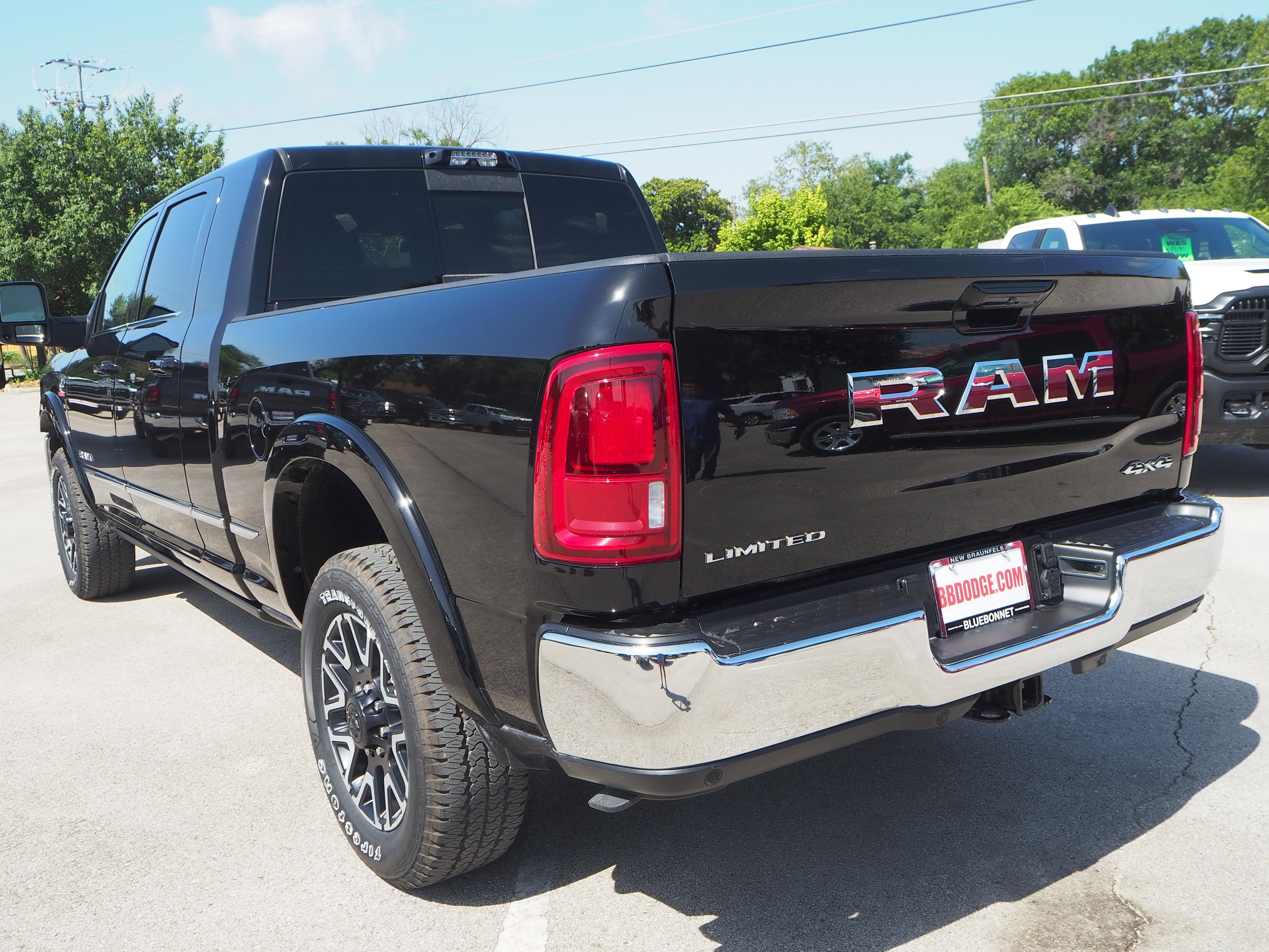 New 2025 Diamond Black Crystal Pearl-Coat Exterior Paint RAM Limited image 8