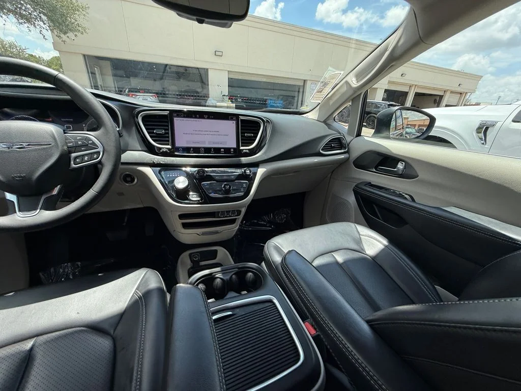 Used 2023 Black Chrysler Touring L image 15