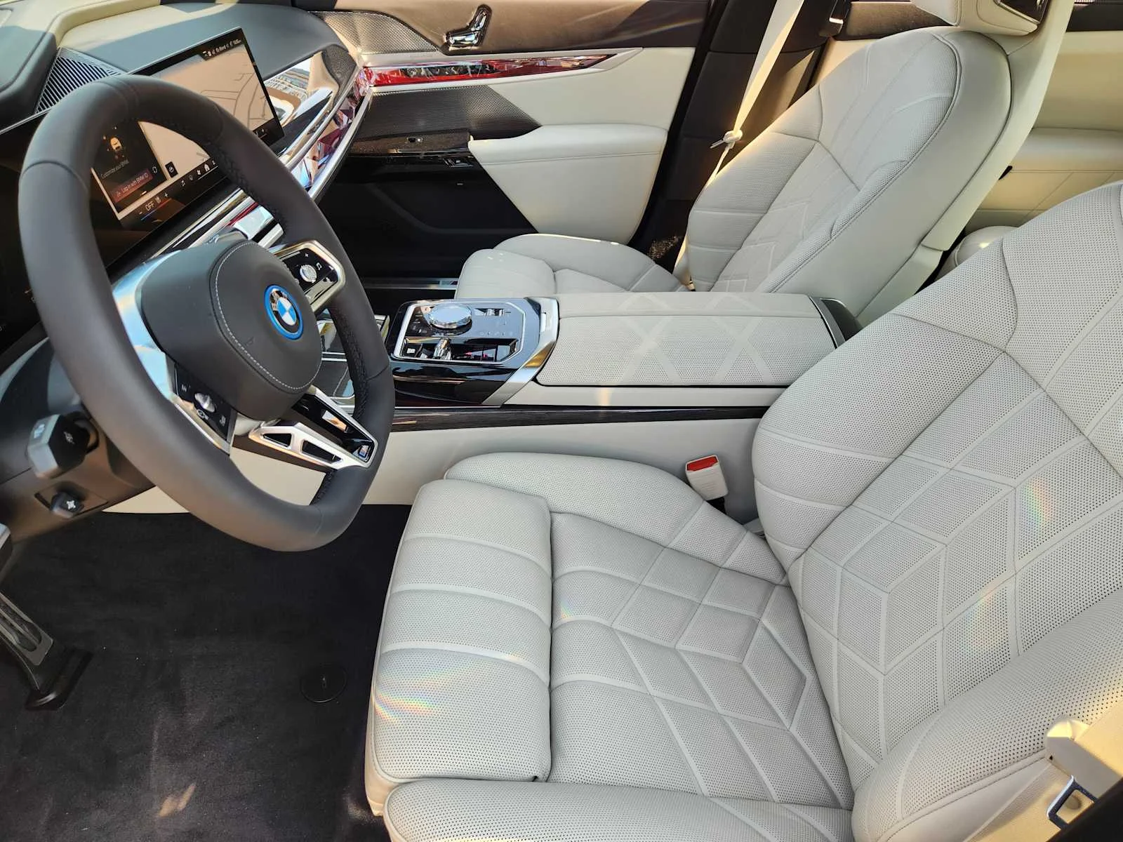 New 2026 Mineral White Metallic BMW 750e xDrive image 4